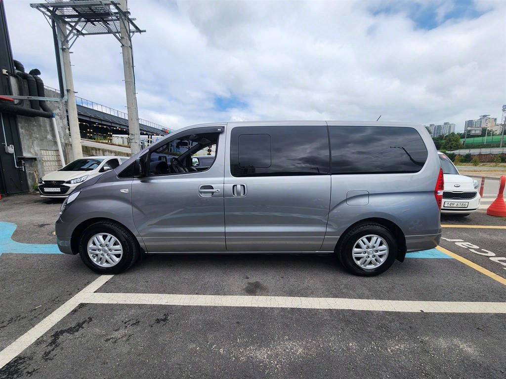 HYUNDAI Starex - Vista 7