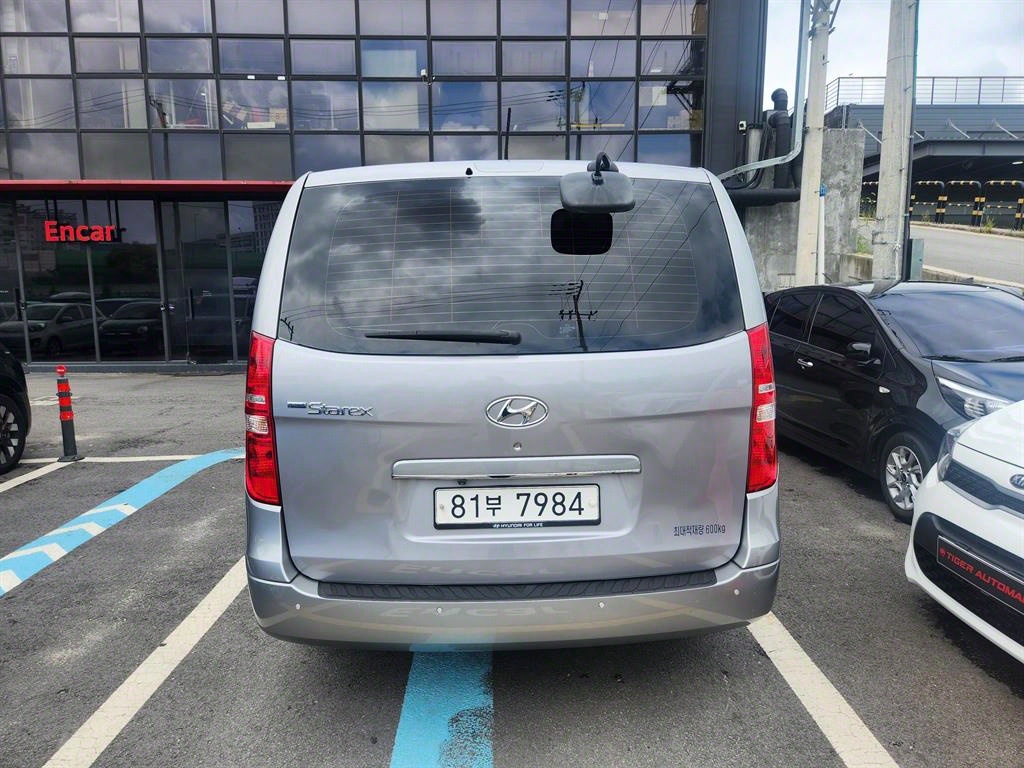 HYUNDAI Starex - Vista 6