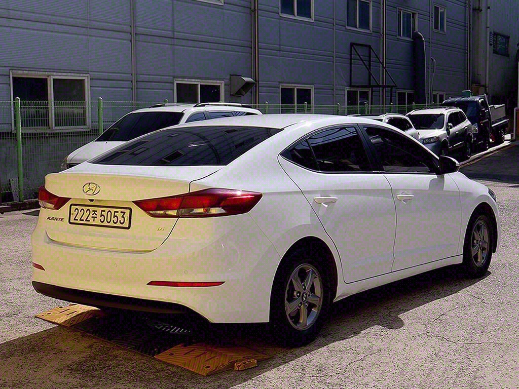 HYUNDAI Avante - Vista 7