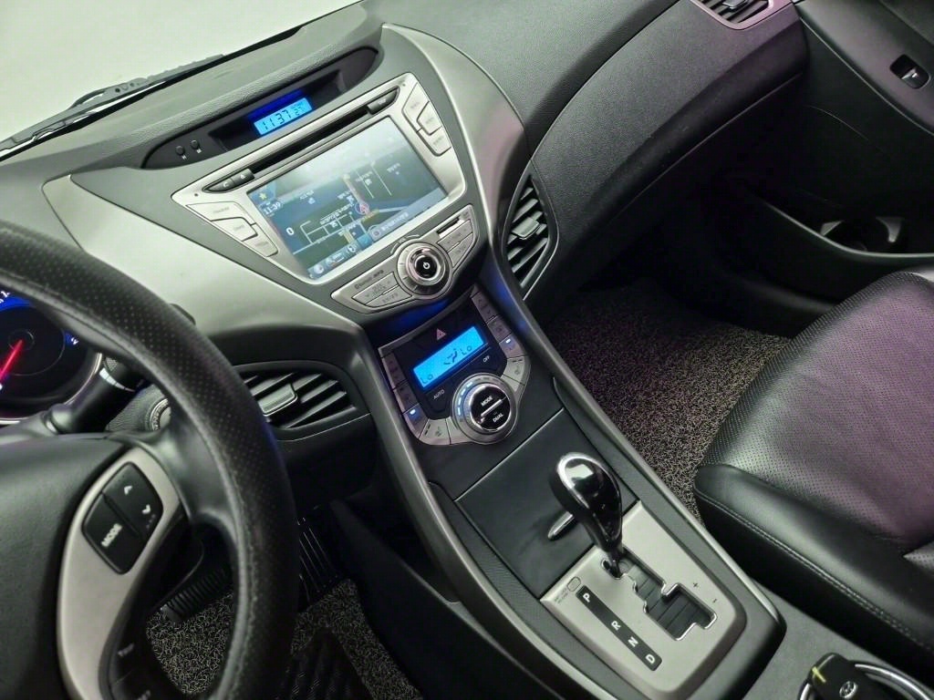 HYUNDAI Avante - Vista 10