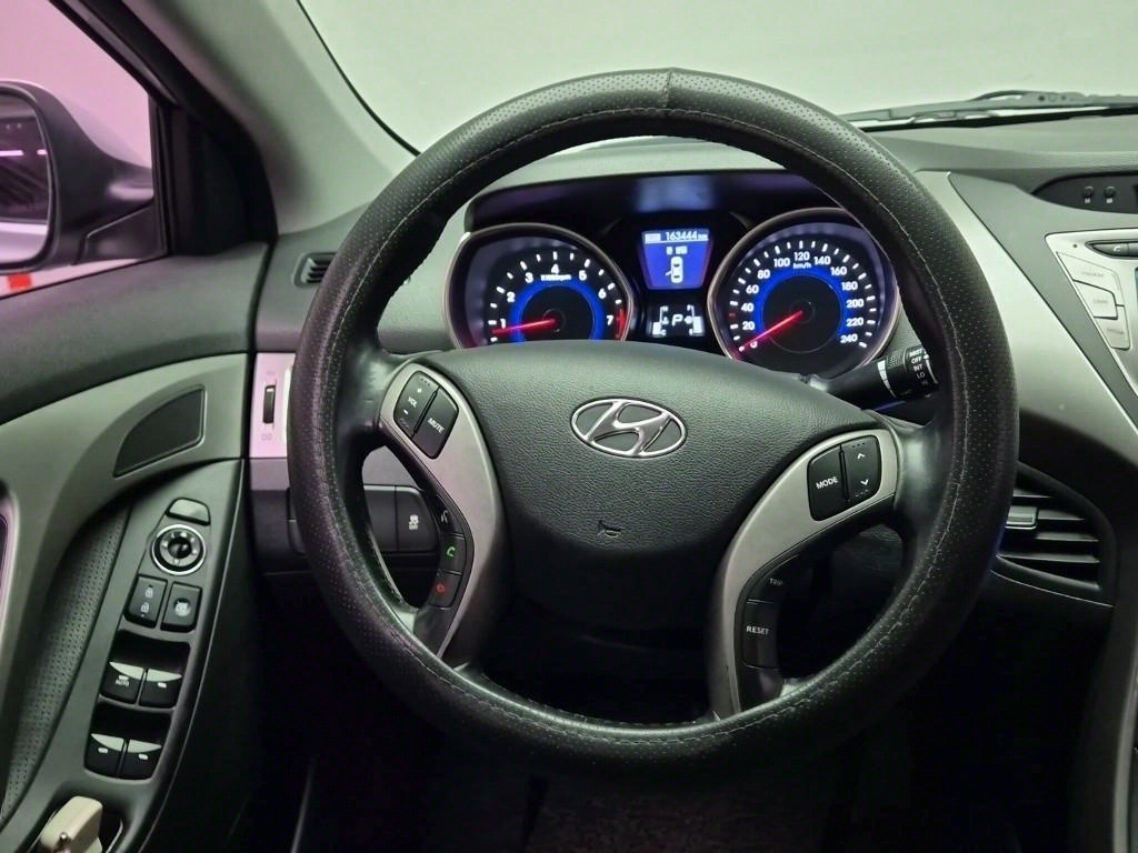 HYUNDAI Avante - Vista 9