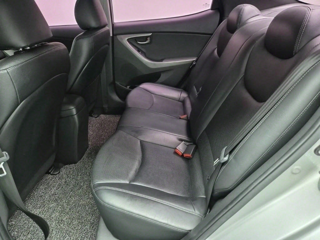 HYUNDAI Avante - Vista 12