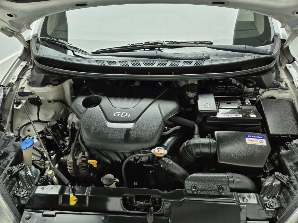 HYUNDAI Avante - Vista 5