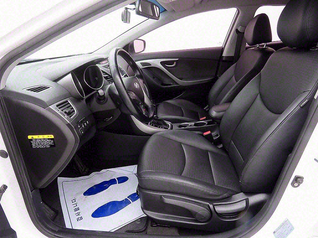 HYUNDAI Avante - Vista 5