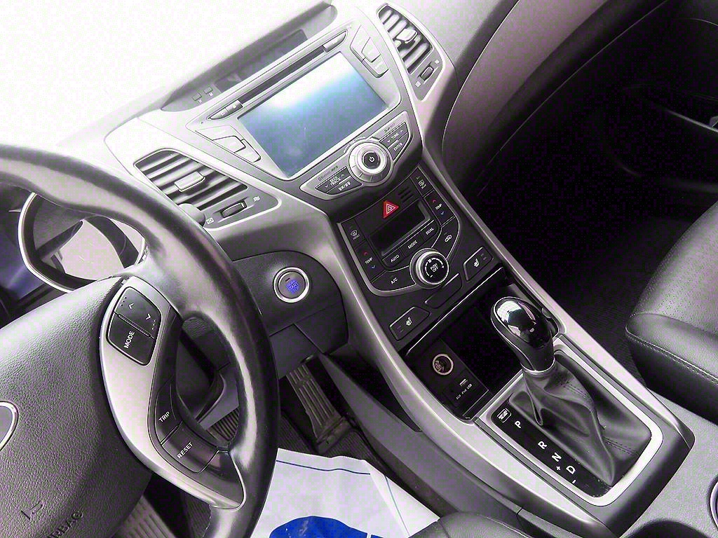 HYUNDAI Avante - Vista 9