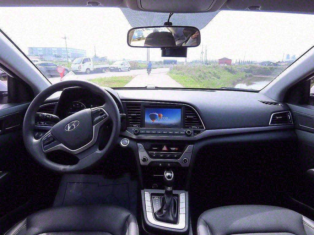 HYUNDAI Avante - Vista 9