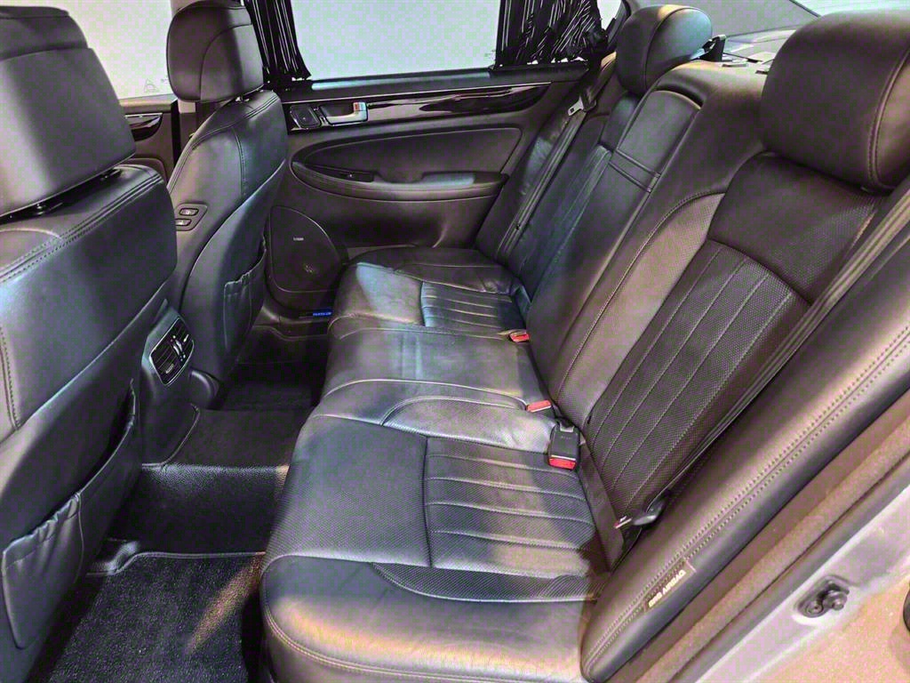 HYUNDAI Genesis - Vista 7