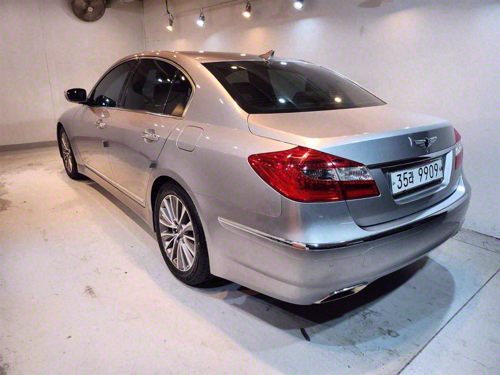 HYUNDAI Genesis - Vista 6