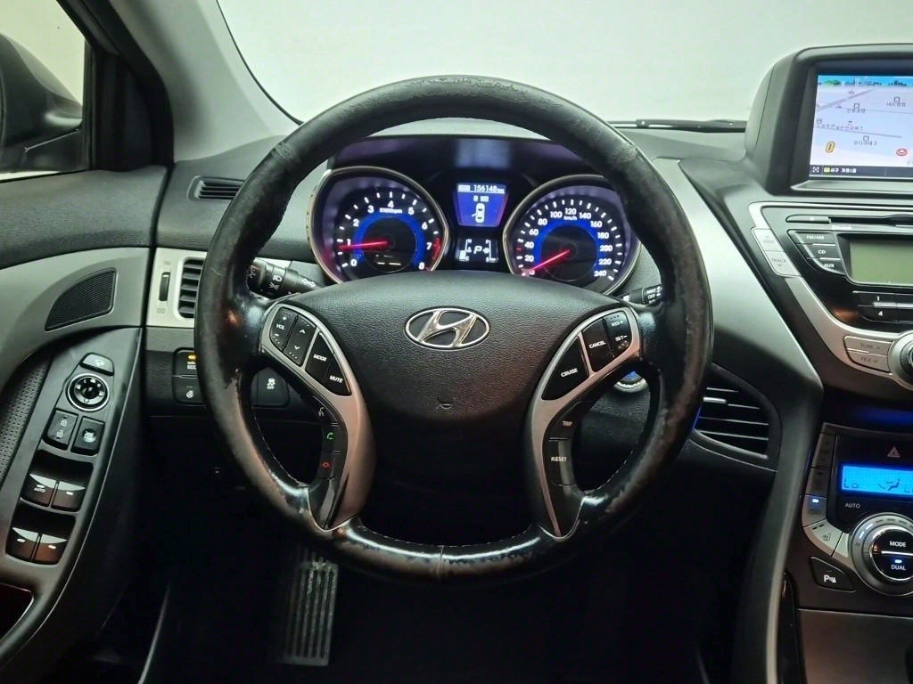 HYUNDAI Avante - Vista 9