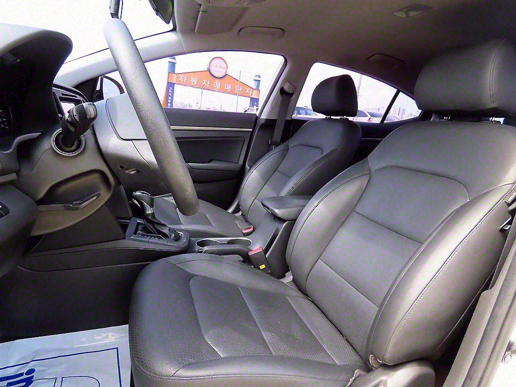 HYUNDAI Avante - Vista 5