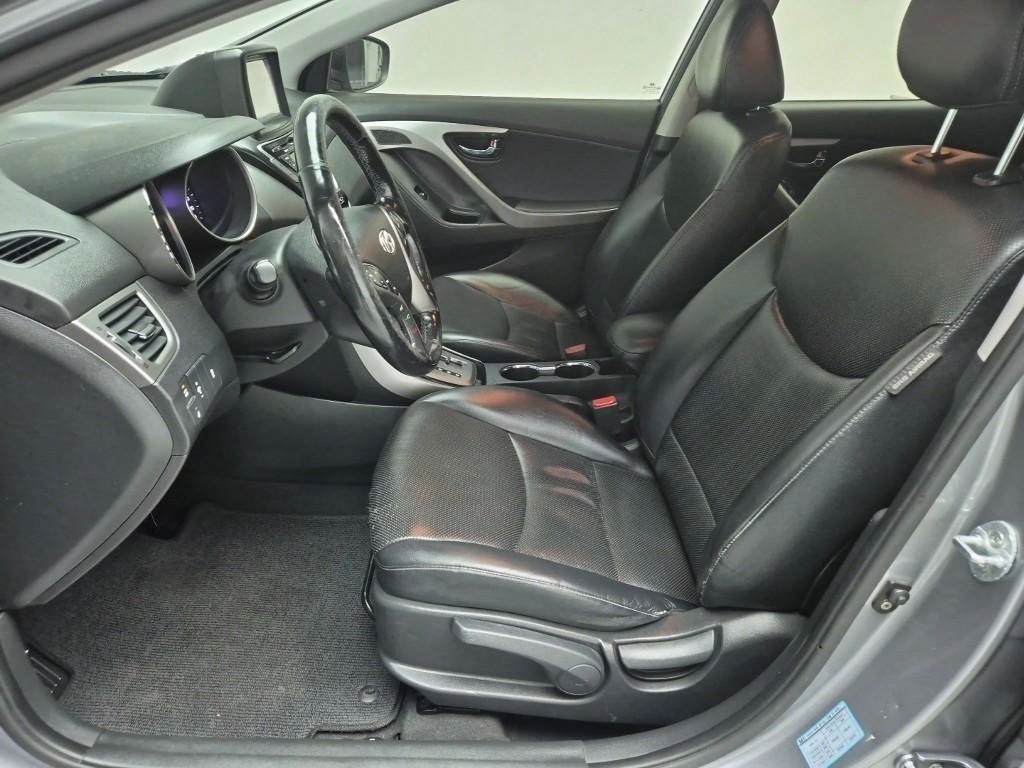 HYUNDAI Avante - Vista 10