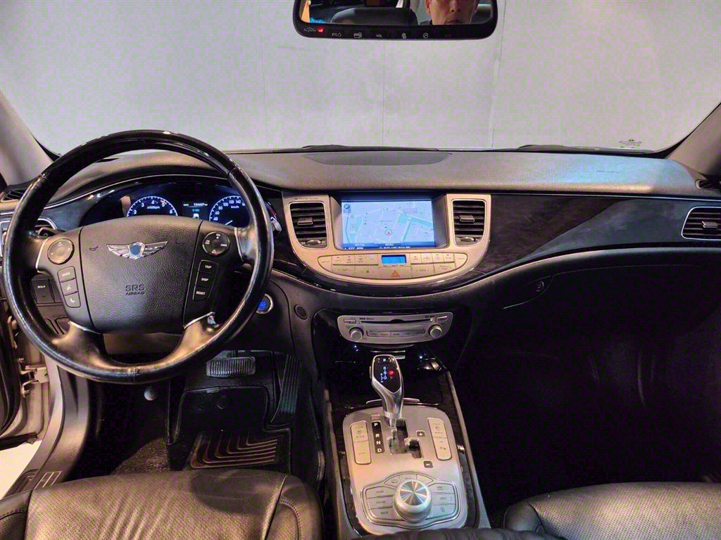 HYUNDAI Genesis - Vista 8