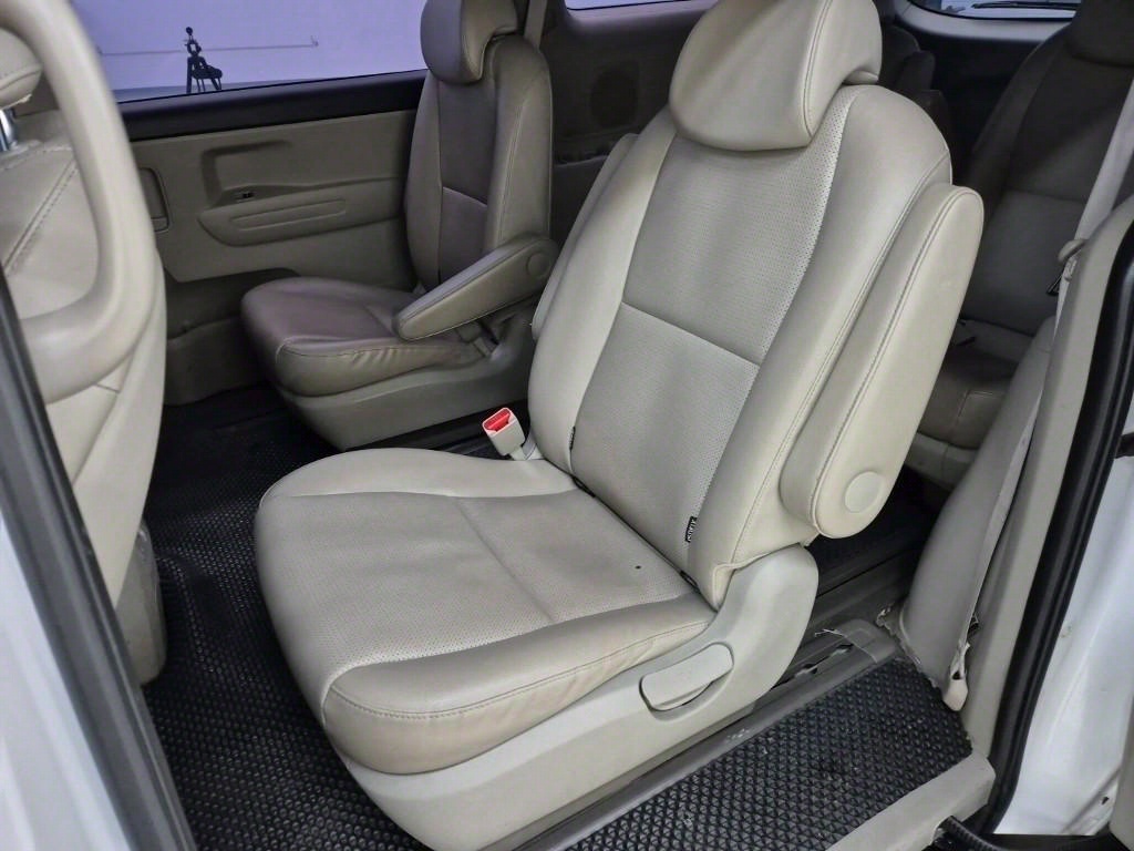 KIA Carnival - Vista 12