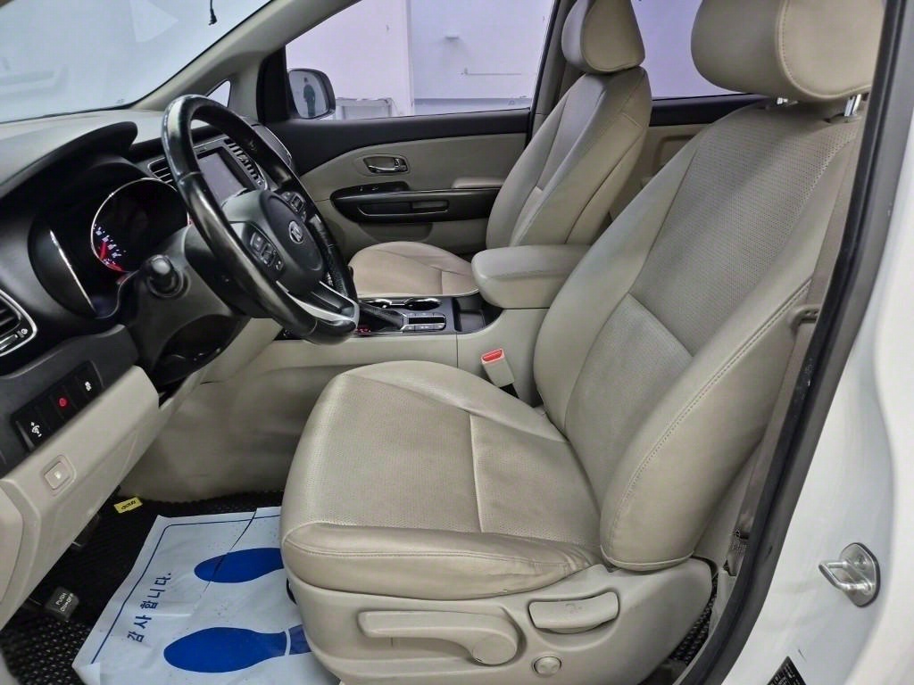 KIA Carnival - Vista 11