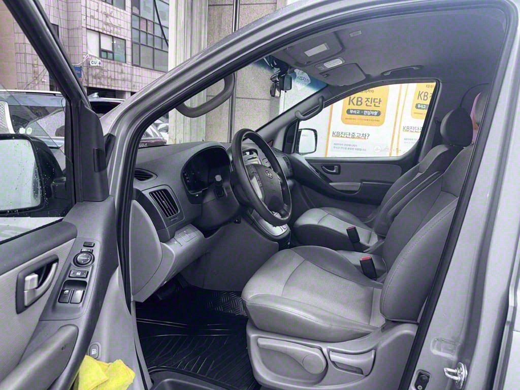 HYUNDAI Starex - Vista 5