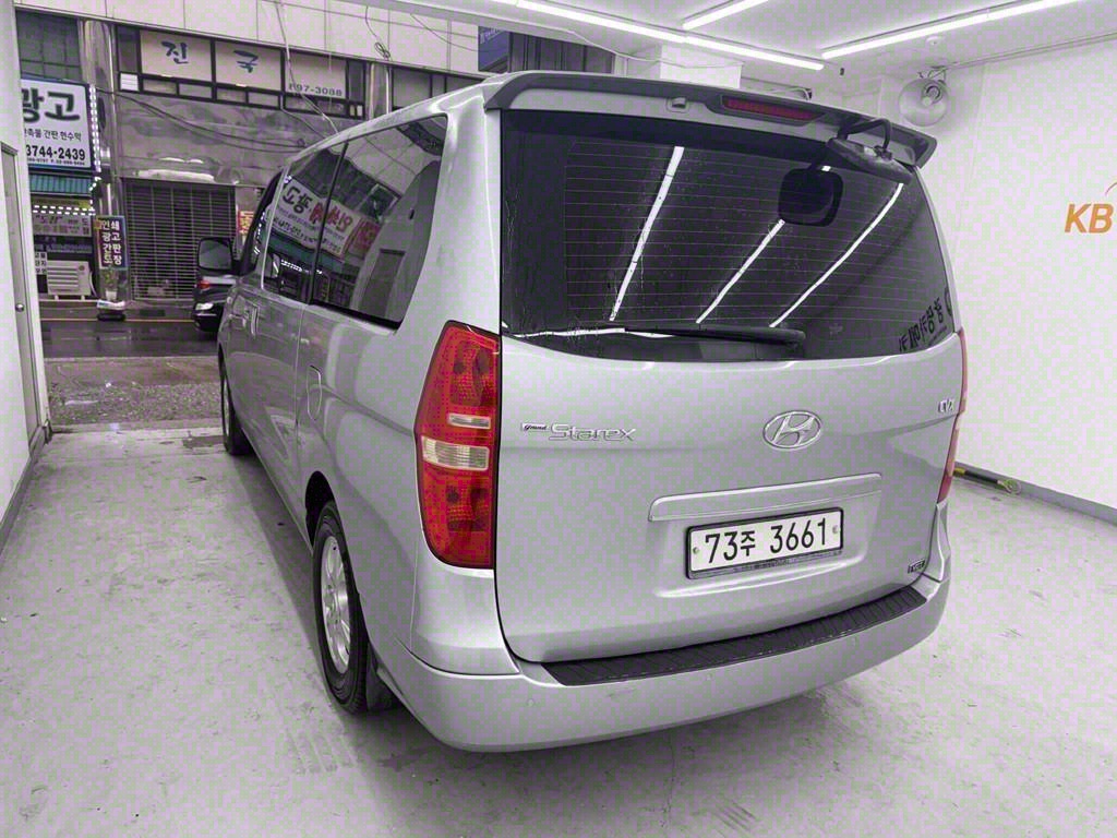 HYUNDAI Starex - Vista 4