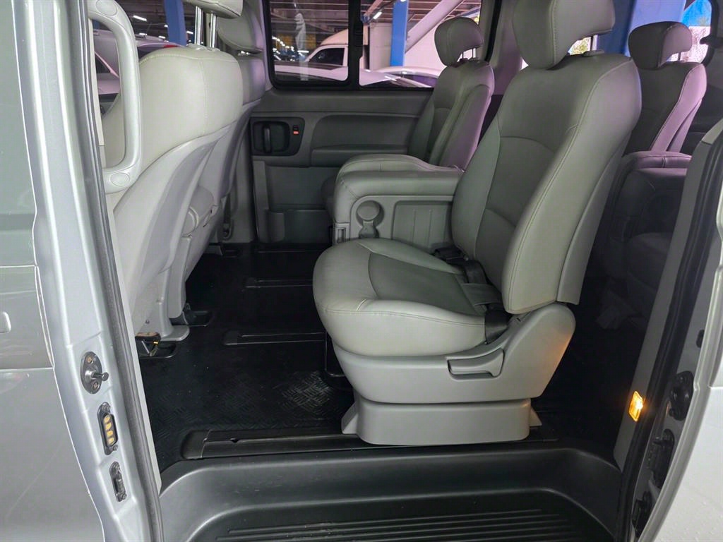 HYUNDAI Starex - Vista 10