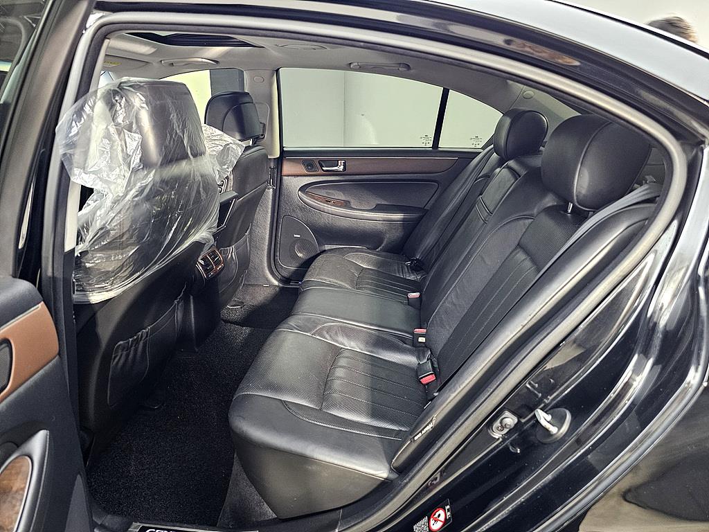 HYUNDAI Genesis - Vista 9