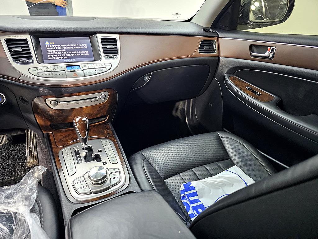 HYUNDAI Genesis - Vista 10