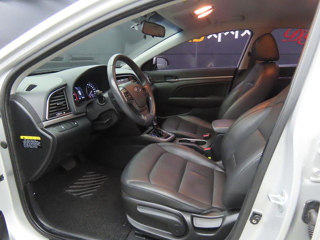 HYUNDAI Avante - Vista 5