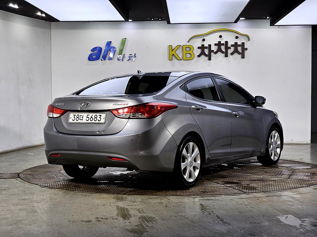 HYUNDAI Avante - Vista 4