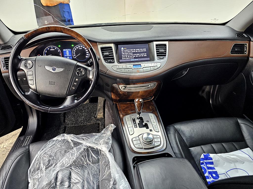 HYUNDAI Genesis - Vista 5