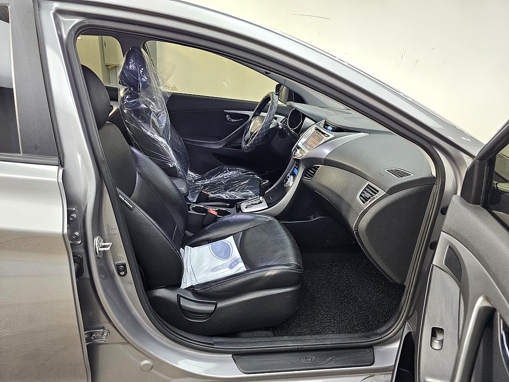 HYUNDAI Avante - Vista 11