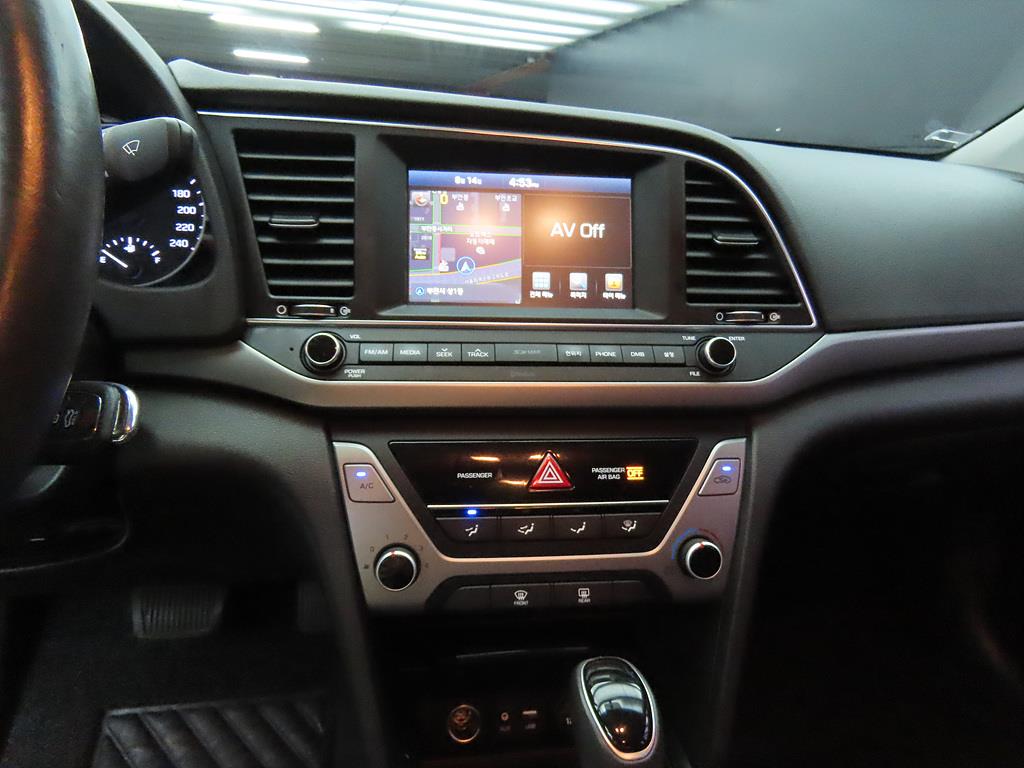 HYUNDAI Avante - Vista 10