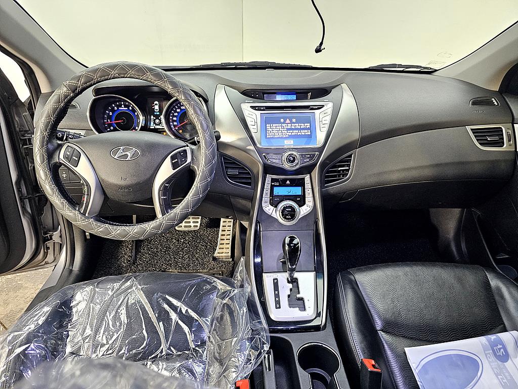 HYUNDAI Avante - Vista 5