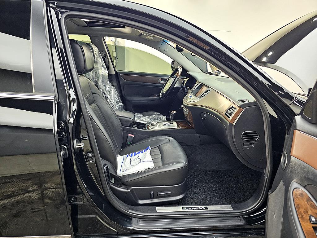 HYUNDAI Genesis - Vista 11