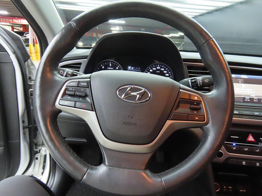 HYUNDAI Avante - Vista 8