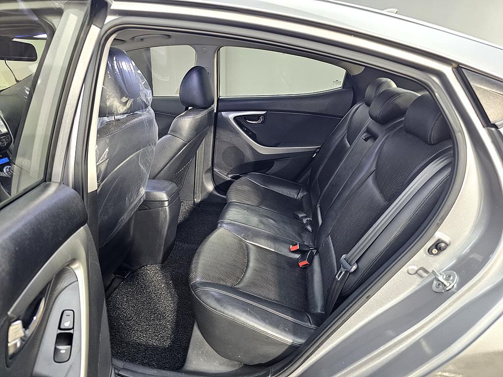 HYUNDAI Avante - Vista 9