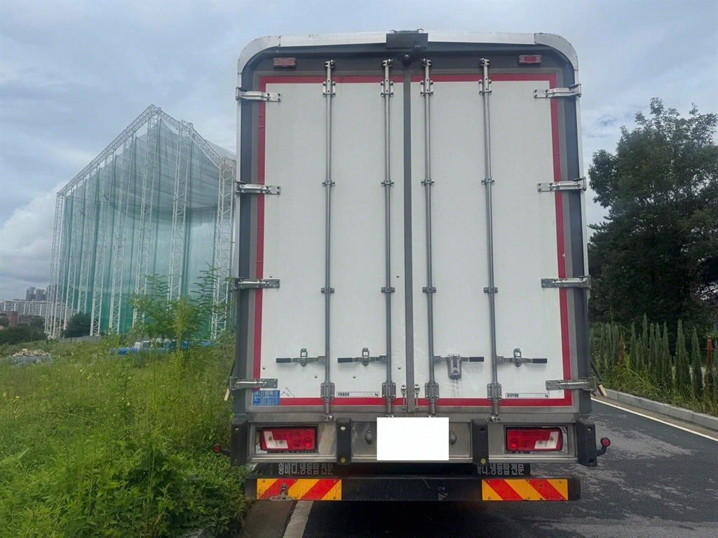 medium and large cargo truck - Vista 4