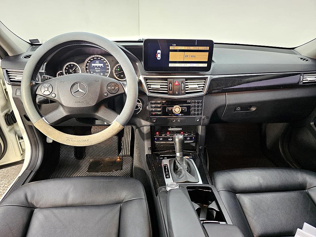 Mercedes Benz E class - Vista 5