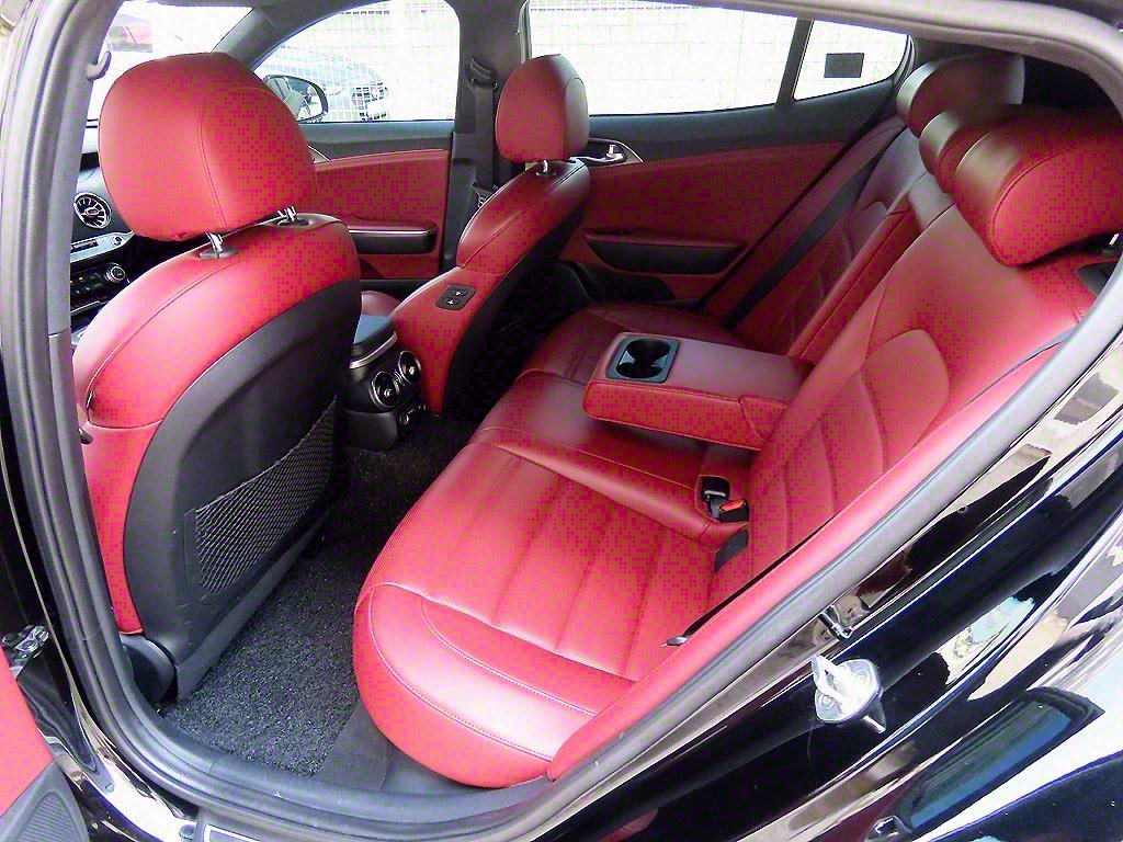 KIA Stinger - Vista 6