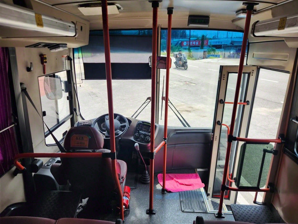 medium and large bus Medium-sized Hyundai Bus - Vista 12