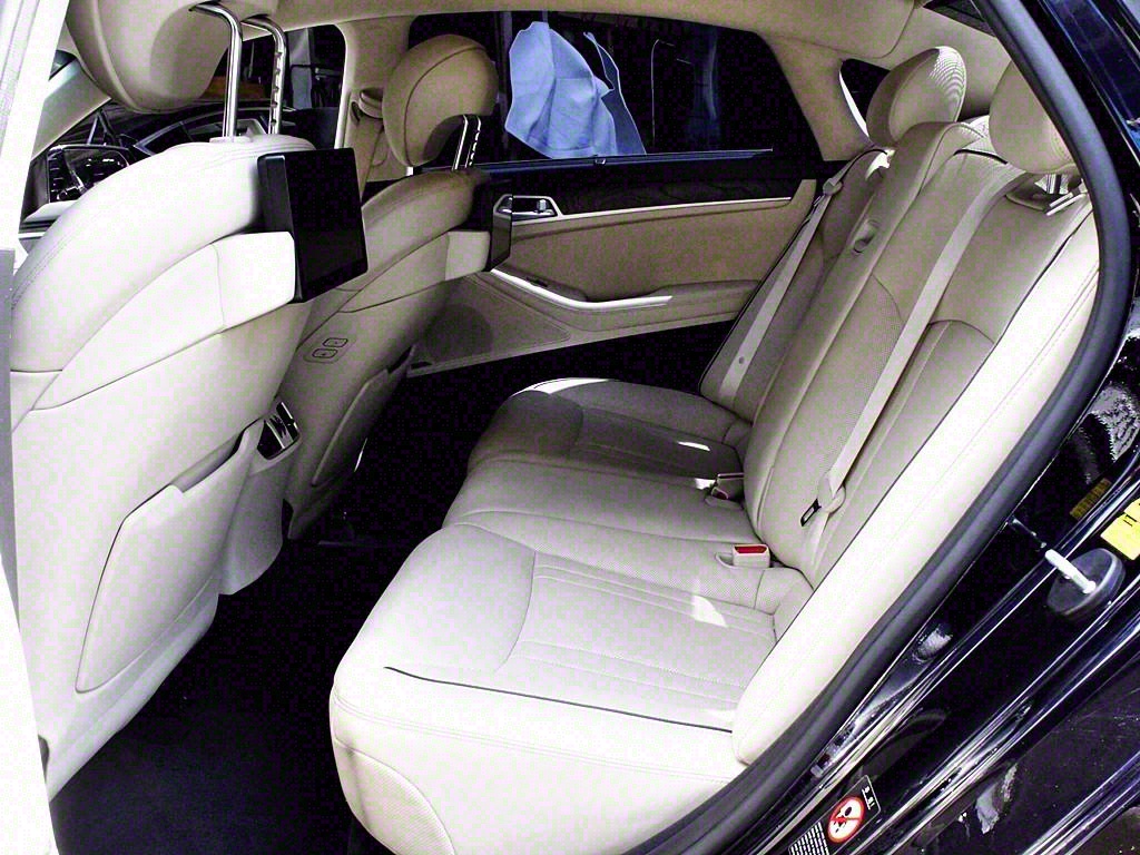 HYUNDAI Genesis - Vista 11