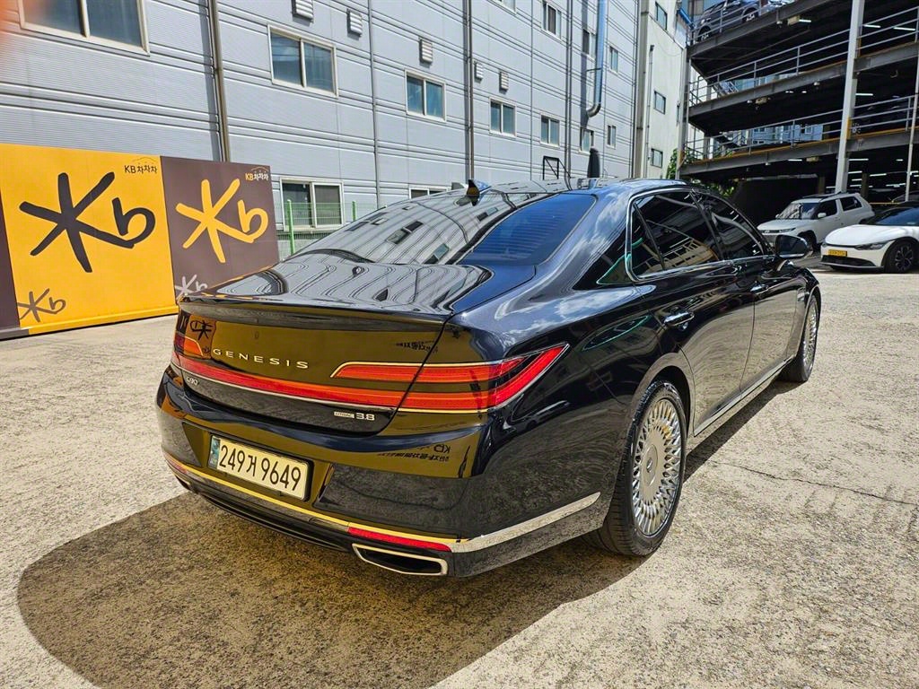 Genesis G90 - Vista 8