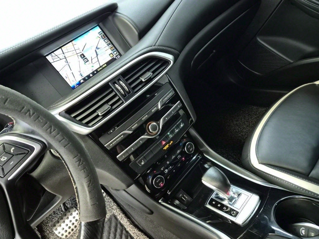 Infiniti Q - Vista 10