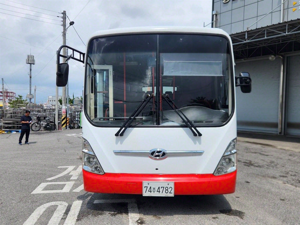 medium and large bus Medium-sized Hyundai Bus - Vista 4