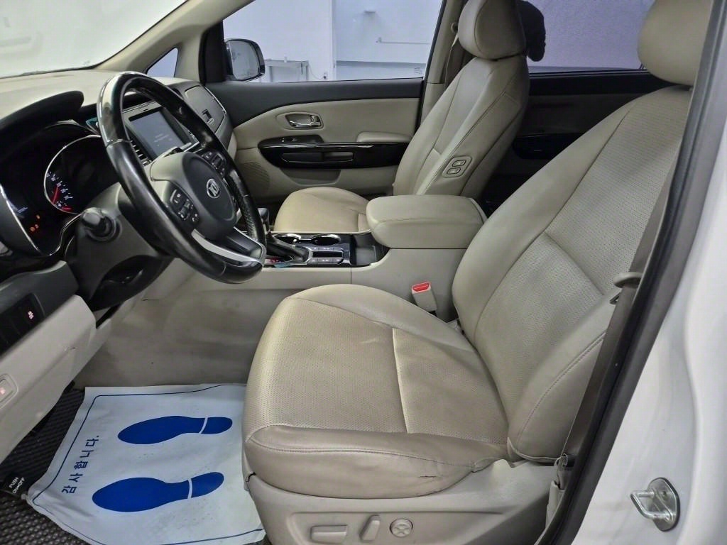 KIA Carnival - Vista 11