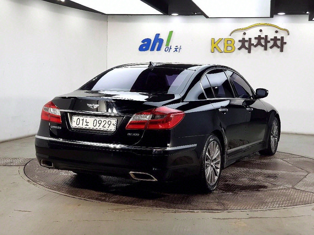 HYUNDAI Genesis - Vista 4