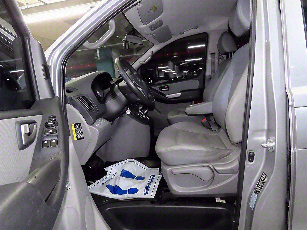 HYUNDAI Starex - Vista 6