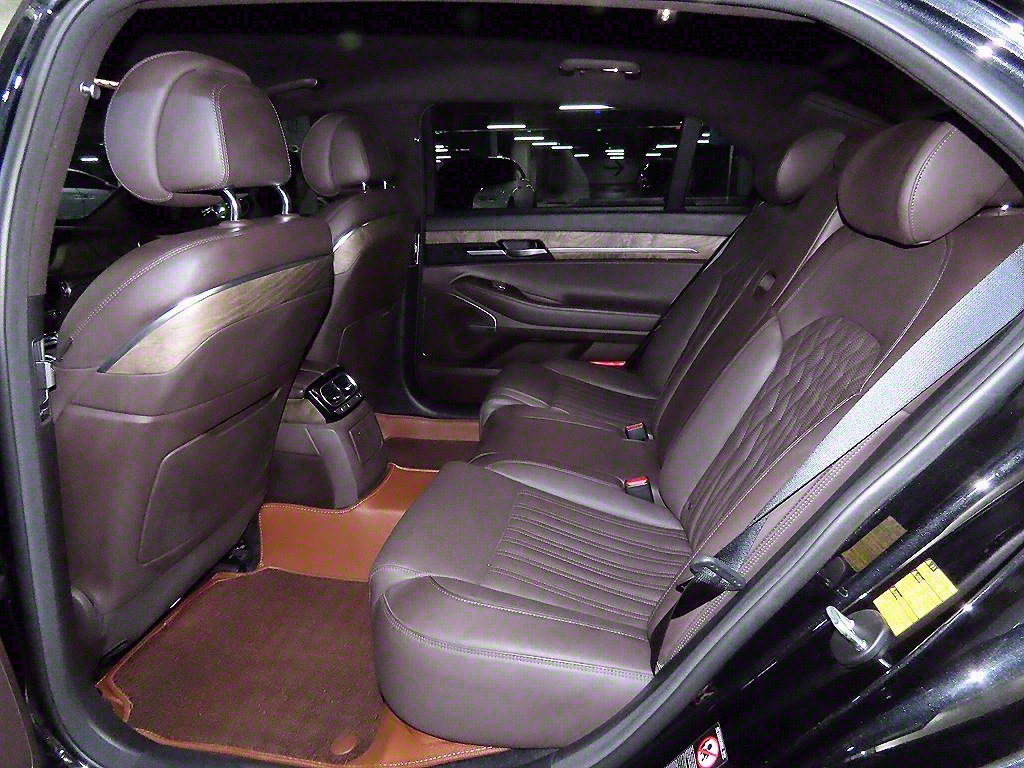 Genesis G90 - Vista 7