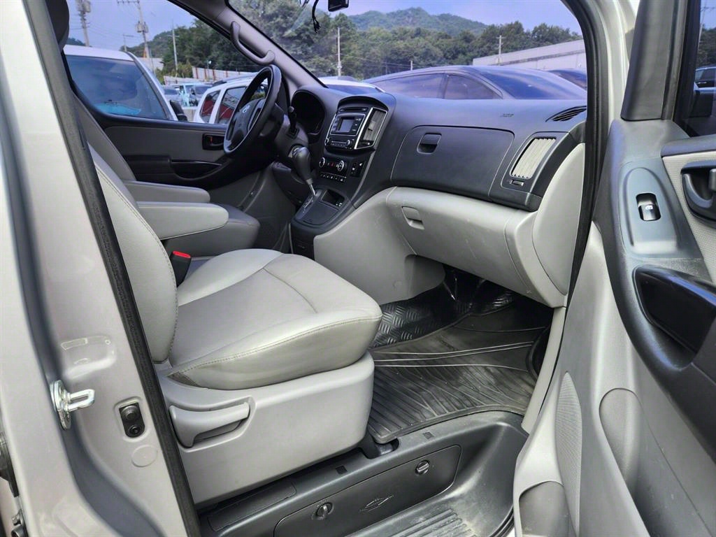 HYUNDAI Starex - Vista 12