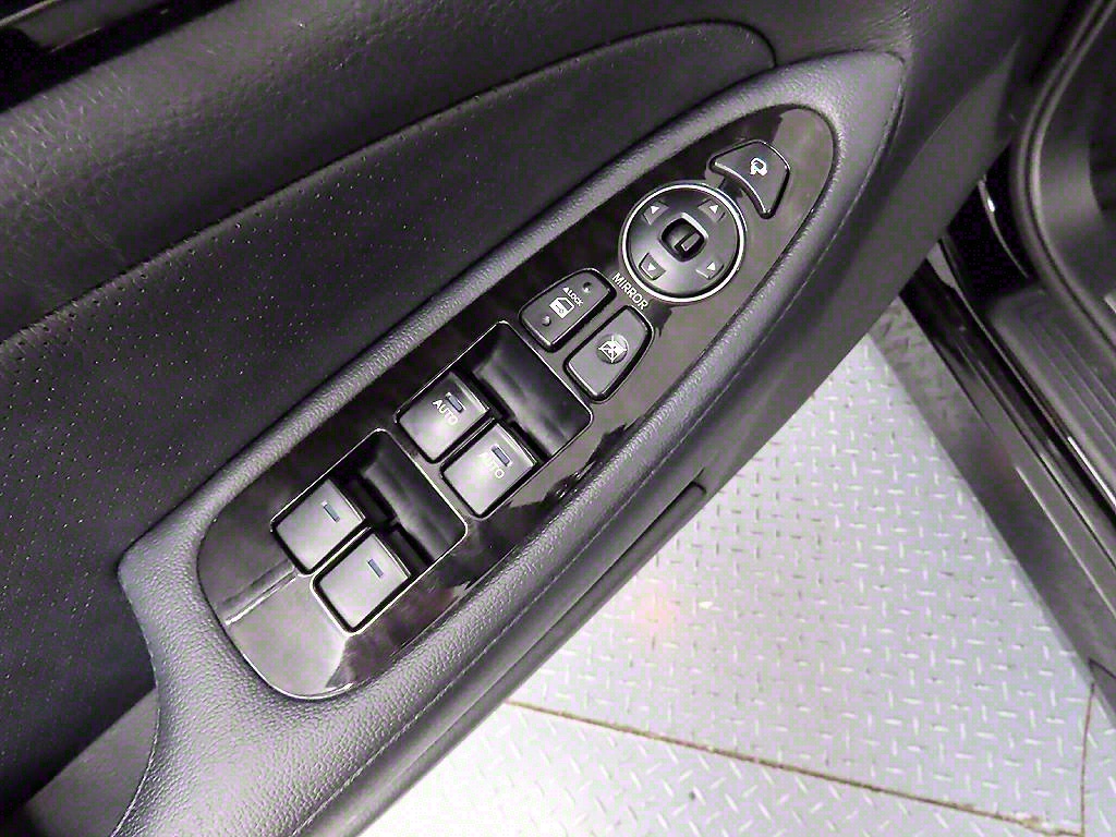 HYUNDAI Genesis - Vista 11