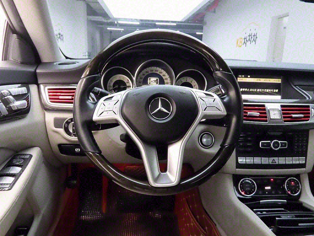 Mercedes Benz CLS Class - Vista 7