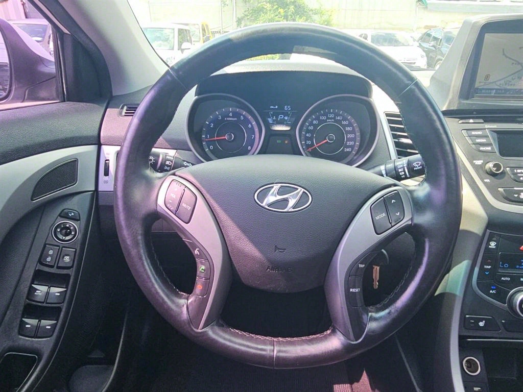 HYUNDAI Avante - Vista 10