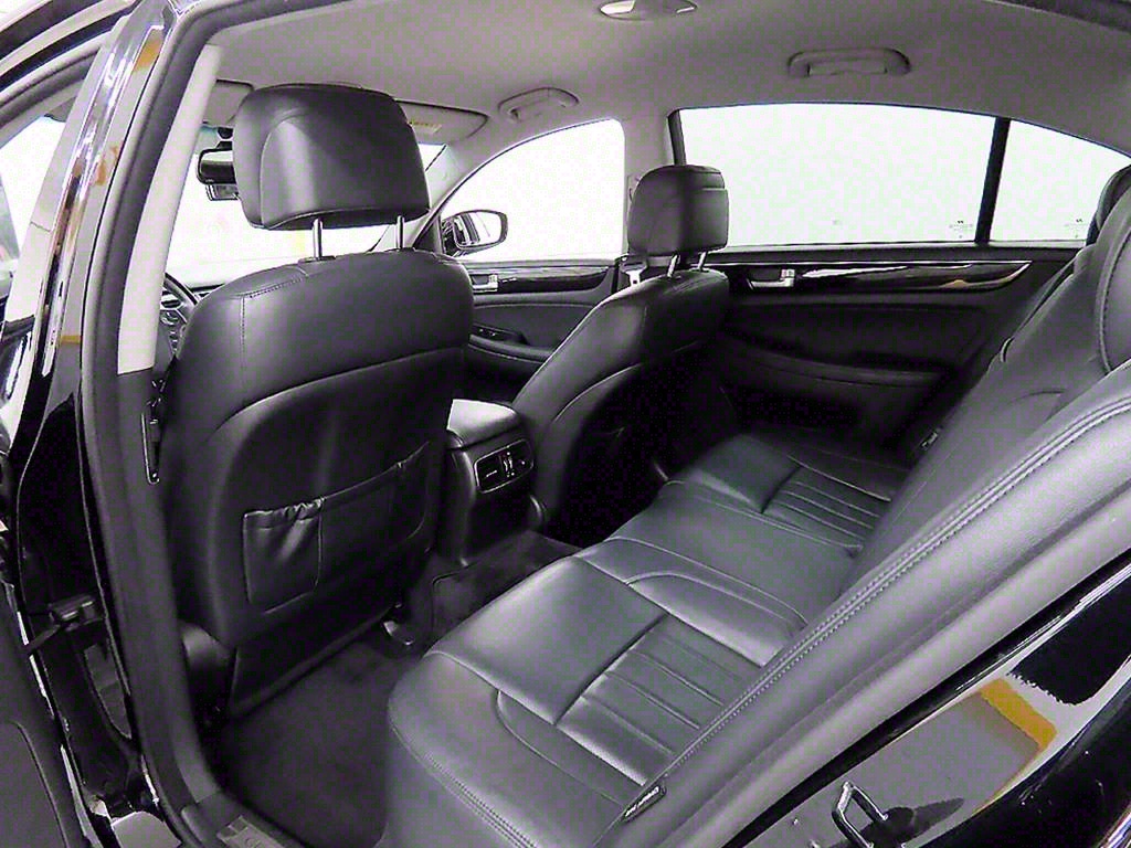 HYUNDAI Genesis - Vista 6