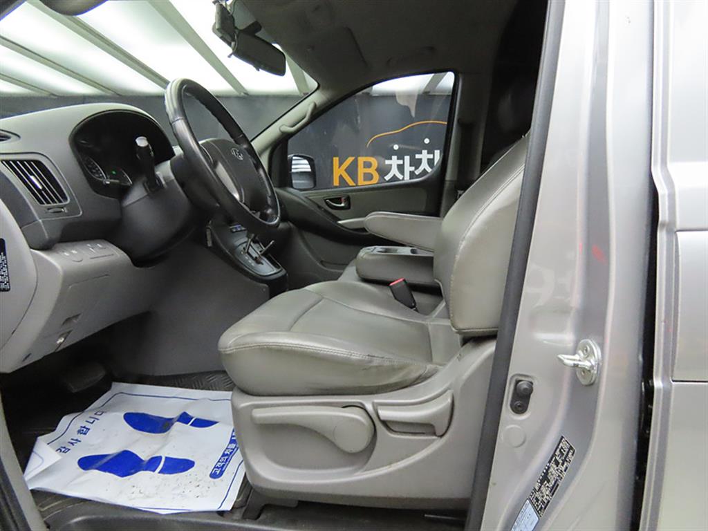 HYUNDAI Starex - Vista 5